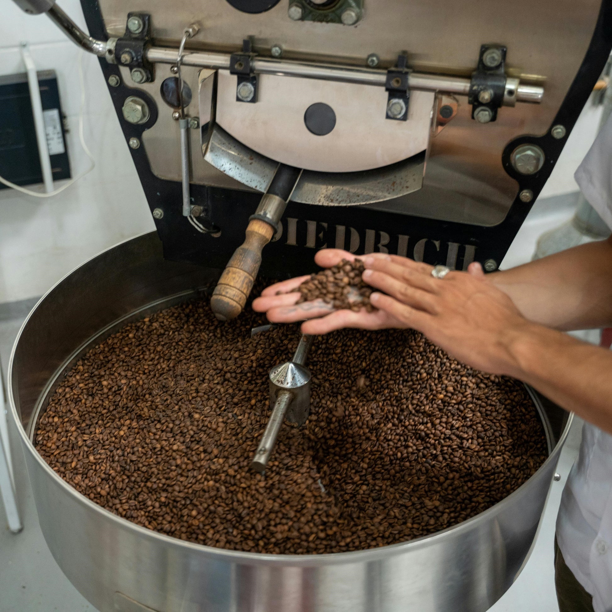 Photo by Raphael Loquellano: https://www.pexels.com/photo/coffee-roasting-machine-16139709/